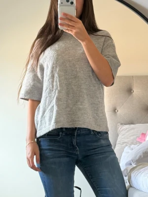 Ljusgrå stickad tröja med halvärm - Så så bekväm å fin stickad tröja från ginatricot i deras kollektion ”premium quality” storlek M för en lite mer oversized look på mig som bruka ha xs/s