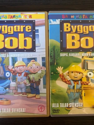 Byggare Bob 2 st dvd - Två DVD-filmer med Byggare Bob. Den ena filmen heter "Majas Frukost & Andra Berättelser" och den andra heter "Skopis, Räddaren i Nöden & Andra Berättelser".  Båda finns på språk: Svenska   OBS!! skivorna är begagnade så det kan förekomma repor/hairlines på skivorna, men då jag kollar igenom alla filmer jag säljer garanterar jag att alla funkar felfritt om inget annat står! :)