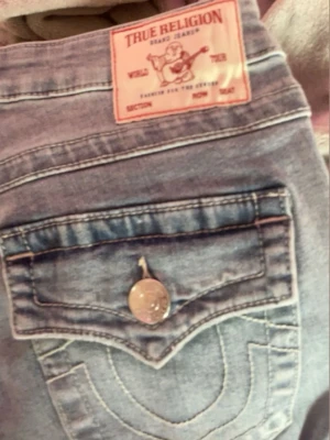 Ljusblå True Religion jeans - Säljer ett par superfina true religion jeans som knappt är använda dom är väldigt lågmidjade och bootcut dom har W26 alltså som S/36 skriv för fler bilder 