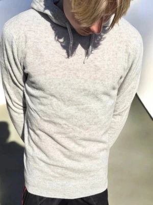 100% Merinoull Hoodie - Hej! Säljer en mycket fin grå stickad hoodie i 100% Högkvalitets Merinoull. Bra passform och oerhört skönt material. 10/10 skick, helt ny. Pris ej hugget i sten!
