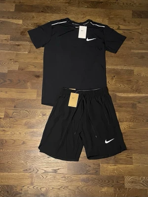 Nike Miller svart  - Nike Miller shorts och T-shirt sets Svart i storlek M.
