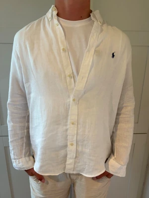 Polo Ralph Lauren skjorta  - Säljer denna riktigt snygga Ralph Lauren linne skjorta. Storlek XL(barn) men modellen på bilden är 180cm sitter ungefär som S! Kan gå ner i pris vid snabb smidig affär!