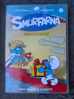 Smurfarna - smurfkungen dvd - Smurfarna - Smurfkungen DVD med 4 avsnitt. Speltid: 94 minuter. Barntillåten  Finns på språk: Svenska, Danska, Norska   OBS!! skivorna är begagnade så det kan förekomma repor/hairlines på skivorna, men då jag kollar igenom alla filmer jag säljer garanterar jag att alla funkar felfritt om inget annat står! :)