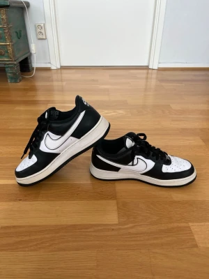 Nike Air Force 1 Low svart/vit – Storlek 42,5 - Säljer ett par Nike Air Force 1 Low i svart/vitt färgutförande i storlek 42,5. Skorna är i bra skick och har endast normalt slitage från användning. De är fortfarande fräscha och bekväma med mycket användning kvar. Passar perfekt både till vardag och streetwear. Se bilder för skick och detaljer. Hör gärna av dig vid frågor.