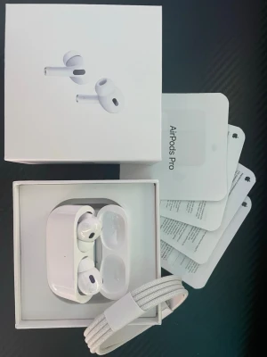 AirPods PRO 3 - AirPods Pro i toppskick 🔥 Säljer ett par AirPods Pro med laddningscase och alla tillbehör enligt bilderna. Allt fungerar som det ska och de är sparsamt använda. ✨ Bra ljud & brusreducering ✨ Komplett med kartong och kabel ✨ Rena och återställda Perfekta om du vill ha smidiga trådlösa hörlurar till ett bra pris 🎶