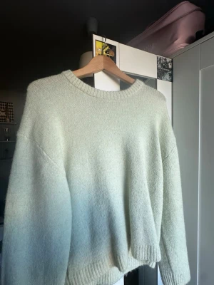 Ljusgrön stickad tröja Gina Tricot - super fin stickad tröja perfekt nu till sommaren.
