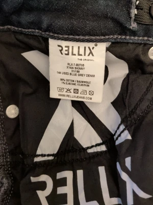 Blågrå skinny jeans från Rellix - Snygga skinny jeans från Rellix i en tvättad blågrå färg. Modellen heter Xyan Skinny och har klassiska bakfickor. Jeansen är tillverkade i 98% bomull och 2% elastan för en bekväm stretchig passform. Perfekta för dig som gillar en smal siluett.