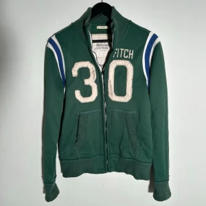 Abercrombie & Fitch fullzip - Vid köp av fler produkter erbjuds bättre pris. Skriv vid ytterligare frågor eller funderingar🤝 Storlek: S. Mått: Längd 64 cm. Bredd 44 cm.