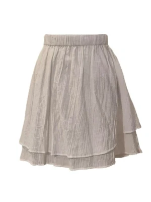 Vit kjol i storlek XS. Nypris 399 kr - Vit kjol Tiril Skirt i storlek XS från Cubus. Resår i midjan. Dubbla lager i rynkad viskos skapar volang. Vid kjol. Material 72 % viskos och 28 % polyamid. Midjebredd ca 32 cm och längd ca 43 cm. Ny och oanvänd. 1192/68