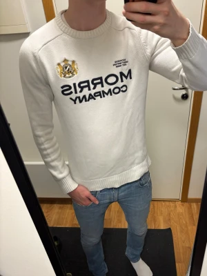 Morris tröja vit - Vit fin Morris tröja Extremt bra skick Bredd 50cm, längd 66cm  Skriv vid funderingar Pris kan diskuteras! Kolla in profilen för fler liknande plagg!