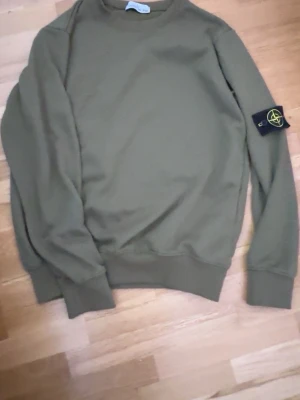 Olivgrön sweatshirt från Stone Island - Olivgrön sweatshirt helt ny, topp kvalitet