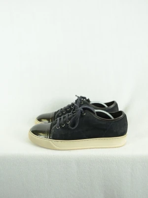 Lanvin captoe sneakers  - LANVIN CAP TOE SNEAKERS Storlek : UK6 Passform : Passar 41 Användning : Skorna är i ett fint skick men tecken på användning finns, smått slitage och lite missfärgad sula se bilderna Nypris : Cirka 4000SEK