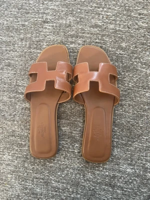 Bruna sandaler stl 38 - Bruna sandaler, storlek 38. Använda fåtal gånger, så fortfarande i ett väldigt bra skick. Inte orginal.
