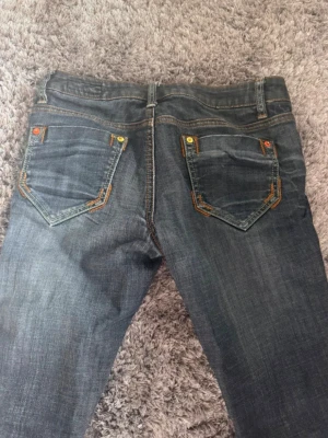 Vintage low waisted jeans - Jätte snygga vintage low waisted jeans som har en jätte snygg broderi. När jag köpte den vintage var det hål långt ner men jag sydde det så att de inte syns❤️❤️❤️. Den är i storlek Xs men de passar också xxs och nog S också. Skriv såklart till mig om du vill ha den billigare 💕💕