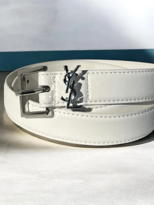 Vitt skärp från Saint Laurent - Stilrent vitt skärp från Saint Laurent med silverfärgat YSL-logo och spänne..