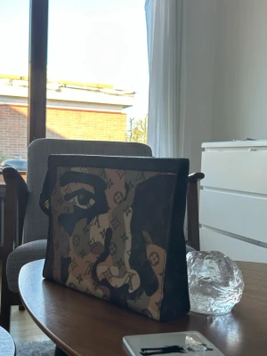 Clutch bag - Clutch bag med unik o skön design perfekt till sommaren. Pris kan diskuteras inga byten :)
