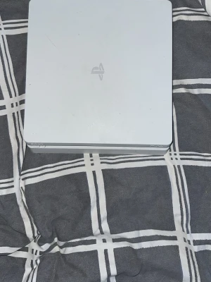 Vit PlayStation 4 Slim  - Säljer en vit PlayStation 4 Slim från Sony. 