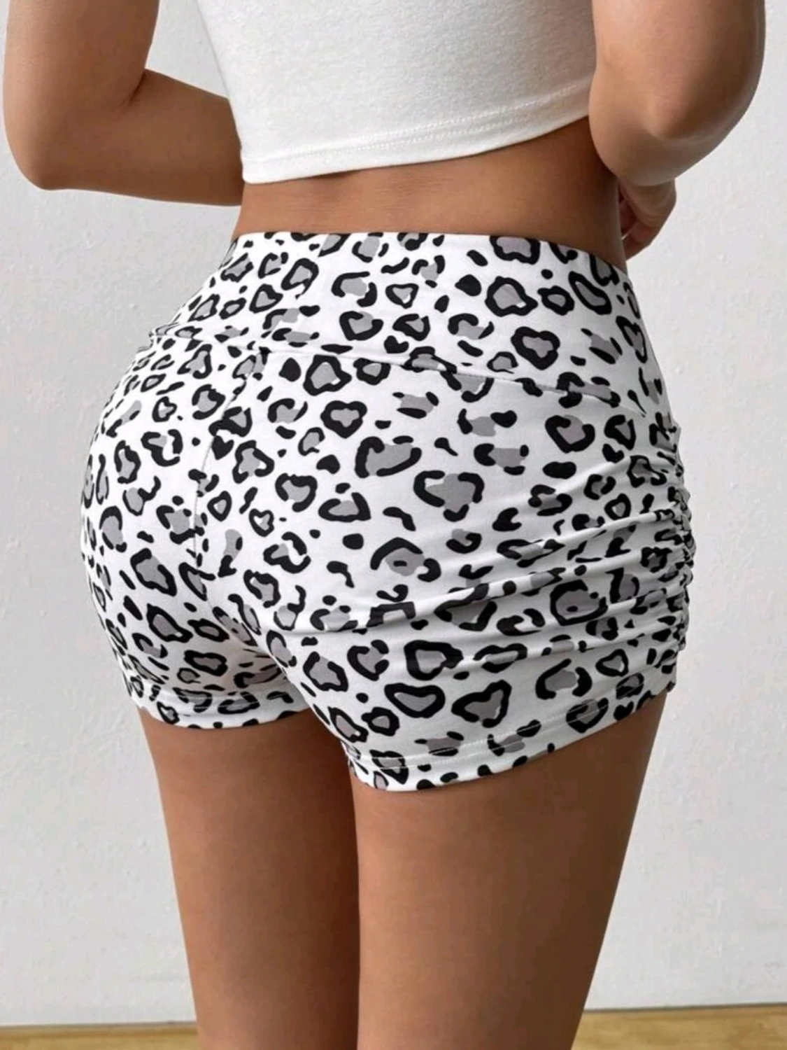 Vita leopardmönstrade shorts - 1