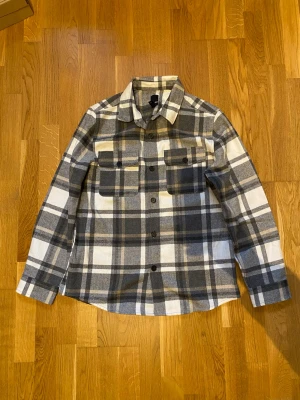 Gråvit rutig overshirt - Flanell Skjorta/Jacka Storlek: M Längd: 68 cm  Axelbredd: 46 cm