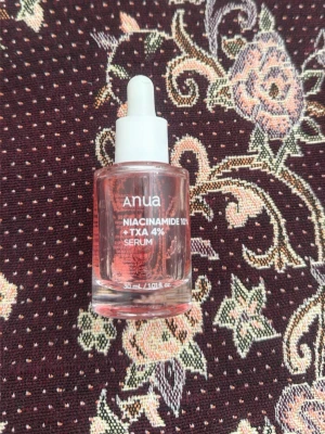 Anua Niacinamide 10% + TXA 4% Serum - Transparent serum från Anua med niacinamide 10% och TXA 4%. Kommer i en rund glasflaska med pipett och vit kork. Innehåller 30 ml. Perfekt för dig som vill boosta din hudvårdsrutin med glow och jämnare hudton. 70 procent kvar