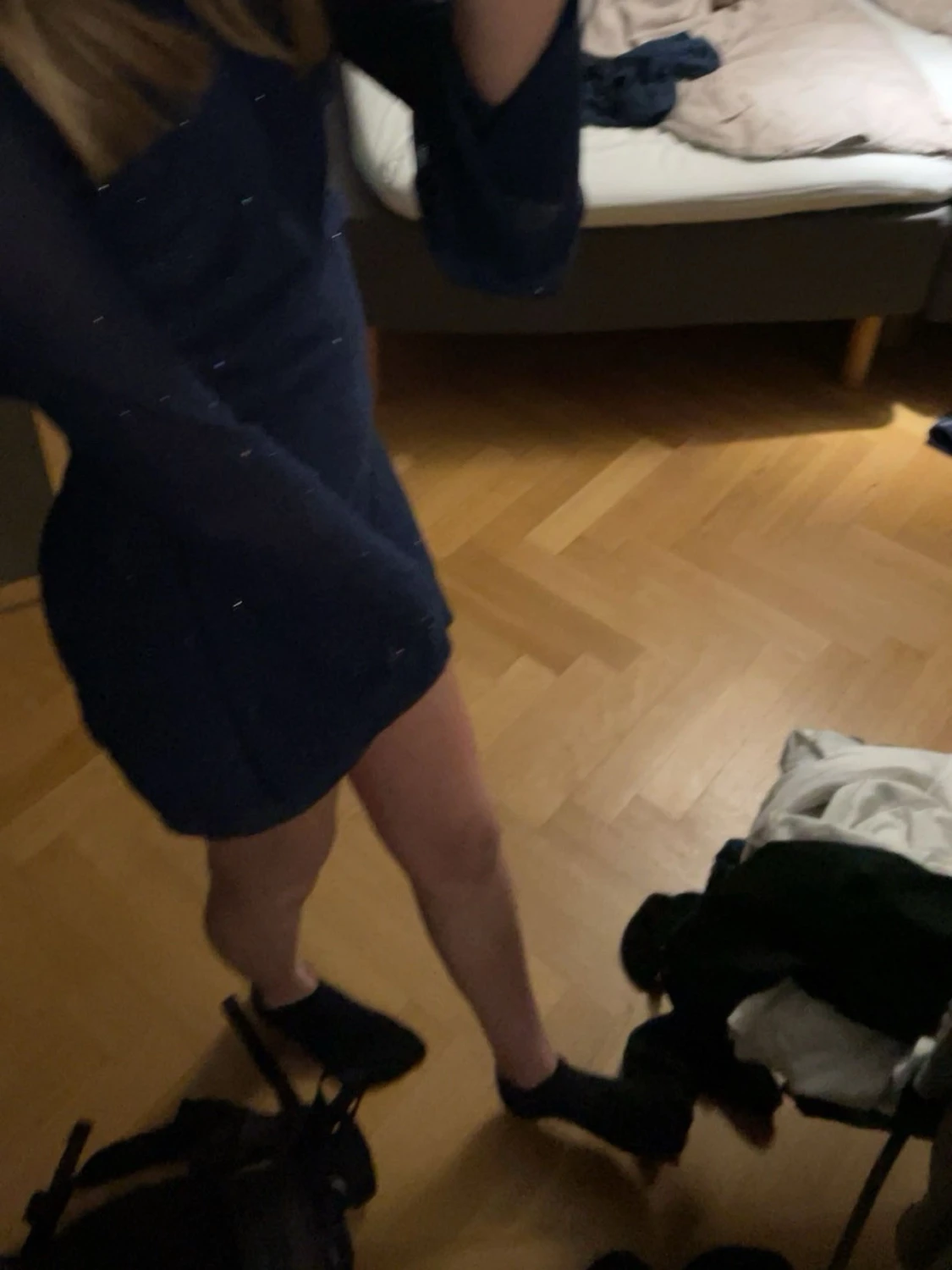 Mörkblå glittrig klänning med öppen rygg - 2