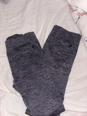 Mörkgrå melerade leggings Röhnisch - Storlekarna är 146-152. Dom är stretchiga och passar till träning och ha på fritiden. Två par för 200. Går även att köpa ett par för 100 kronor. 