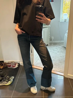 Diesel jeans - Hej!! Jag säljer dessa jättecoola jeans från diesen i storlek 26 (midjematt 34 cm, innerbenslangd 84 cm) som är raka i modellen med medelhög midja. Tveka inte att skriva vid frågor och pris kan diskuteras!🤗