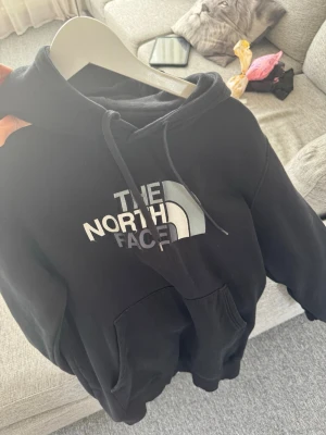 Svart hoodie från The North Face - Passar S 