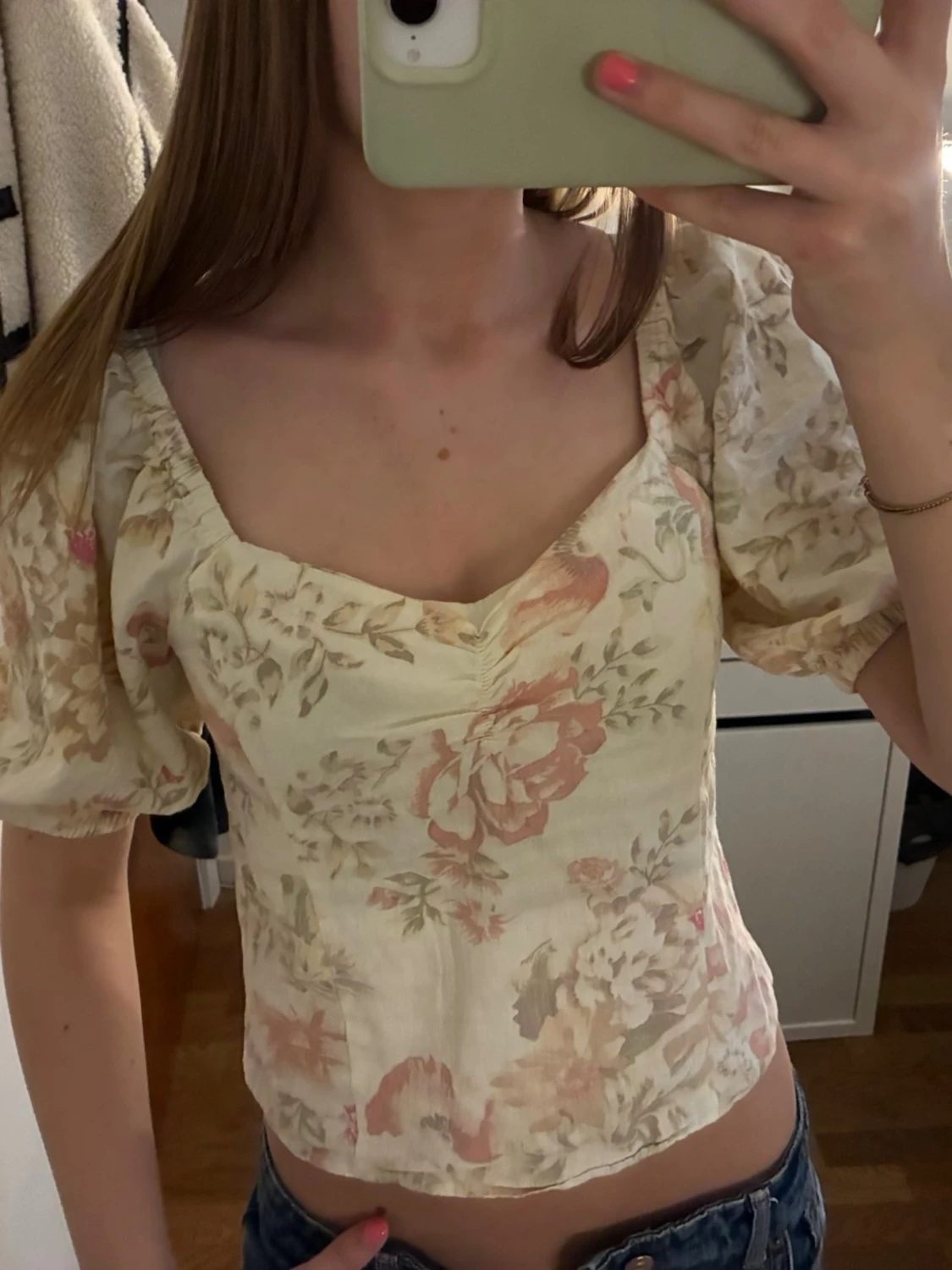 Blommig puffärm blus i pastell - 1