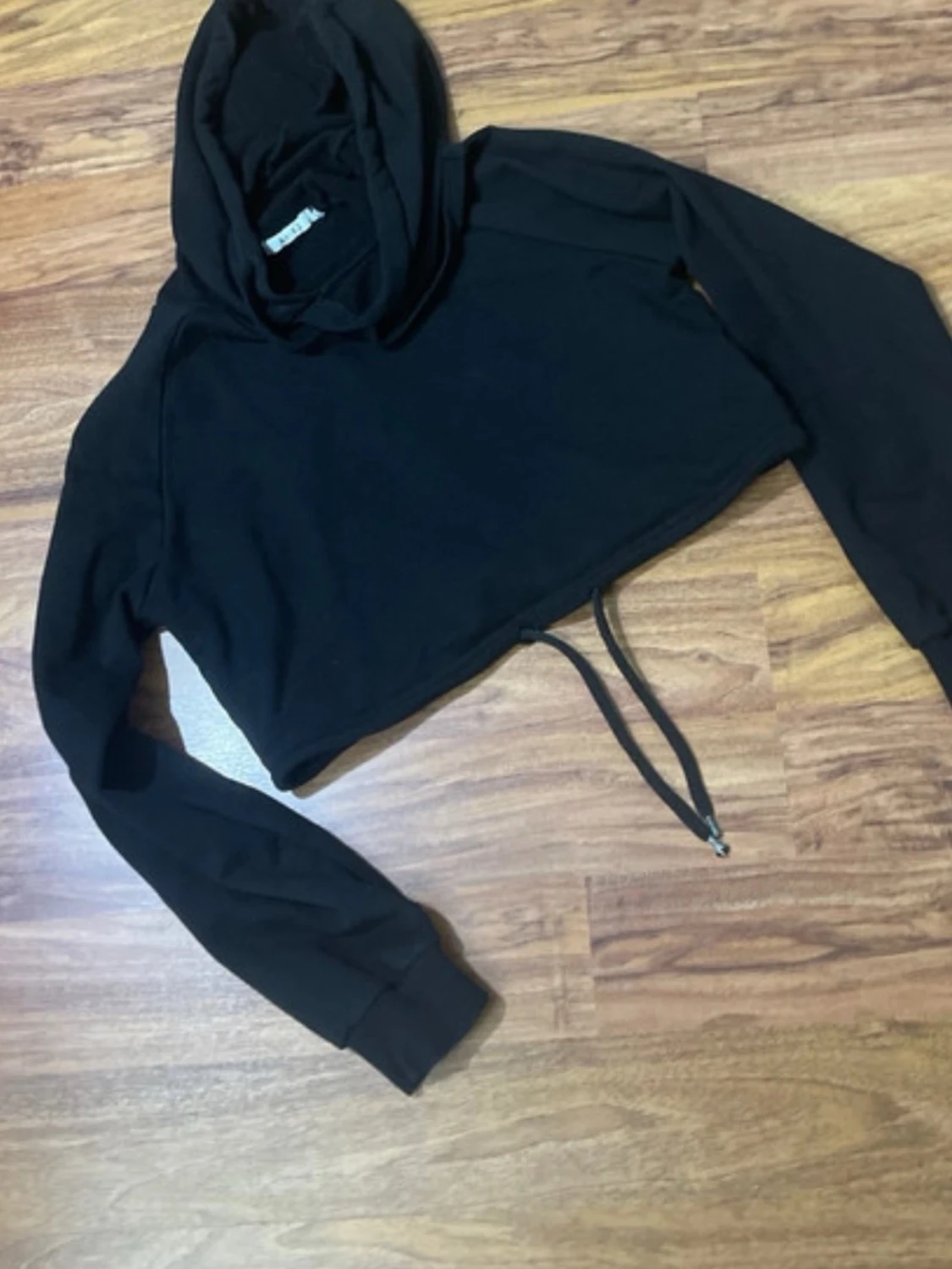 Svart cropped hoodie med dragsko - 3