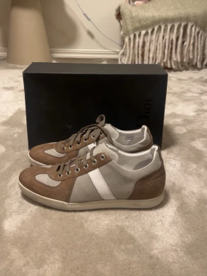 Dior homme gats - Säljer ett Par CD Homme Gats  Skick: 9,6/10🧮  Inkluderat: Box Ingår!♦️  Pris: 3599kr ej hugget i sten🎗️  Storlek: 41-42♣️  Snabbaffär = priset sänks-SERIÖSA BUD🔓