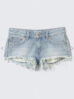 Blå jeansshorts Weekday - Säljer ett par ljusblå lågmidjade jeansshorts från weekday.