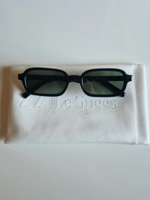Le Specs Solglasögon Pilferer - Använda men i mycket bra skick. Inga repor alls bara dammiga. Fodral medföljes.