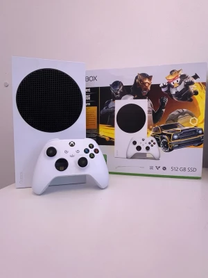 Xbox Series S med special paket  - Säljer denna superfräscha Xbox serie S med en fräsch kontroll utan någon stick drift och näst intill oanvänd.  I priset ingår: konsol Kontroll  2 laddbara batteri  Hdmi kabel  Strömkabel Box 