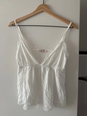 Söt sommar linne  - Gulligt sommar linne nu perfekt till sommaren från Nelly! 💐 Skriv privat om ni har några funderingar!💕