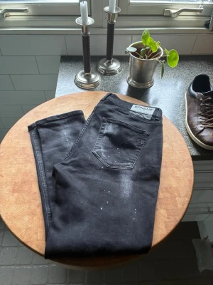 Dondup jeans  - Säljer nu ett snyggt par dondup i storlek 33 | mycket fint skick utan defekter |  kom dm för flera frågor eller funderingar!