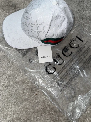 Vit Gucci keps - Snygg vit keps från Gucci, Perfekt för dig som vill sticka ut med lyxig streetstyle, summer vibe🔥👌🏼