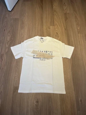 Maison Margiela tshirt - Helt ny Maison margiela T-shirt i storlek S, skickas snabbt!