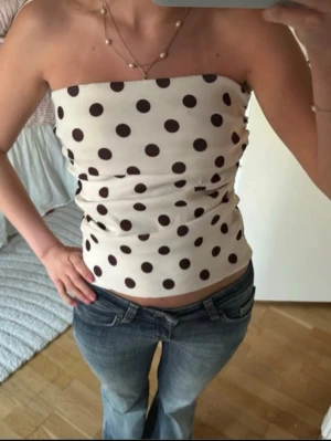 Zara topp  - Snygg vit prickig tubtopp från Zara i väldigt bra skick! 💕perfekt till sommaren 