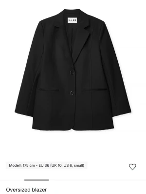 Svart oversized kavaj från NA-KD - Stilren svart oversized kavaj från NA-KD med två knappar framtill och klassisk krage. Kavajen har raka ärmar, två fickor och en avslappnad passform som ger en trendig look. Perfekt att styla lager på lager för en cool vibe. Lapp kvar!!!