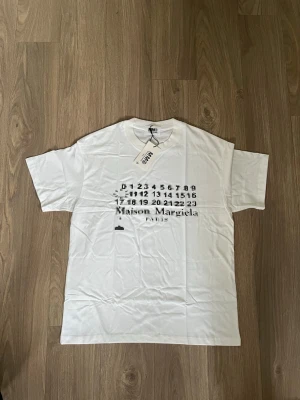 Maison Margiela tshirt - Helt ny Maison margiela T-shirt i storlek M, skickas snabbt!