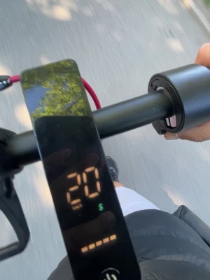 E wheels pro long range 2025 svart  - Elscooter i svart med digital display som visar hastighet och batterinivå. Utrustad med fram- och bakljus för ökad synlighet i mörker. Handtag i metall och detaljer i rött. Perfekt för smidig transport i stan. Den har en trasig lampa 