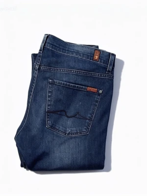 Tuffa jeans från 7 FAM - Sköna och stilrena jeans från 7FAM ( seven for all mankind) slim modell 