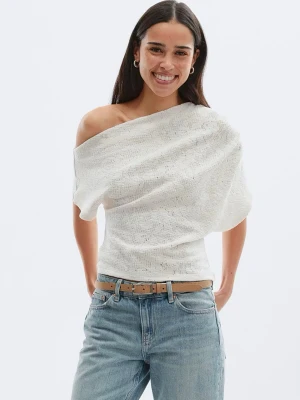 Vit top från gina - Helt ny och oanvänd vit off shoulder topp med kort ärm och avslappnad passform. Perfekt för en cool look inför sommaren! 