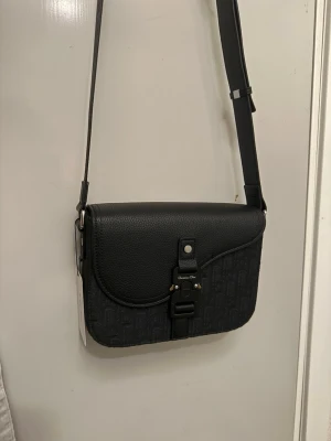 Medium Saddle bag  - Medium Saddle bag med justerbar band. Nyskick, aldrig använd! 