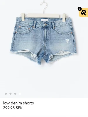 Ljusblå denimshorts med fransig kant - Snygga ljusblå denimshorts från Gina Tricot med låg midja!