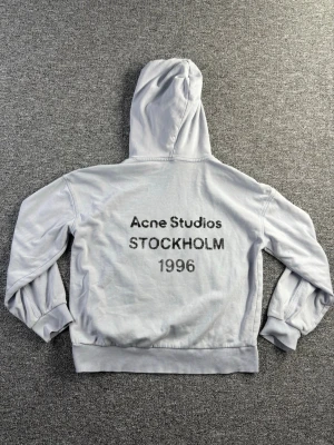 Acne studios hoodie  - Säljer denna riktigt snygga acne studios hoodien | storlek XS | skick 10/10 | saknar alla lappar därav priset | passar till allt | kolla gärna in profilen för liknande produkter och skriv vid minsta lilla fråga 🥂🥂