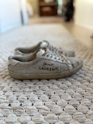 Saint Laurent skor - Saint Lauren skor i storlek 39✅ Färg: 🎨 Vit⚪ Svart⚫  Nypris: 8999kr❌ Vårt pris: 999kr✅