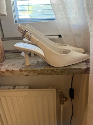 Klackskor - Helt nya klackskor med prislapp kvar i storlek 38 från Bershka