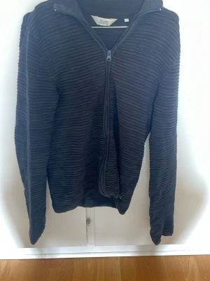 Blå full zip från okänt märke  - Skön full zip från okänt märke! Storlek Xs men sitter som S. Pris kan diskuteras vid snabb affär!